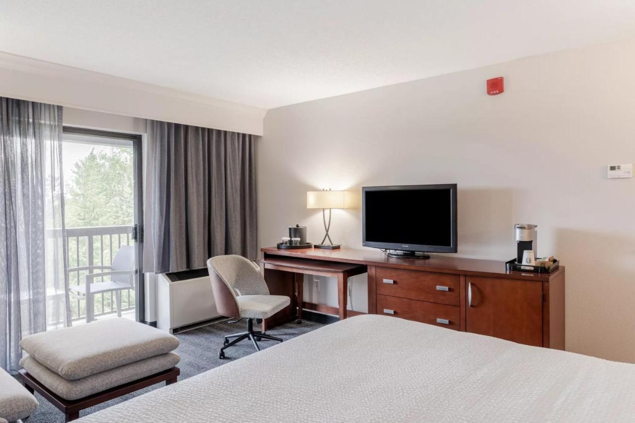 Courtyard Burlington Williston Hotel Екстериор снимка