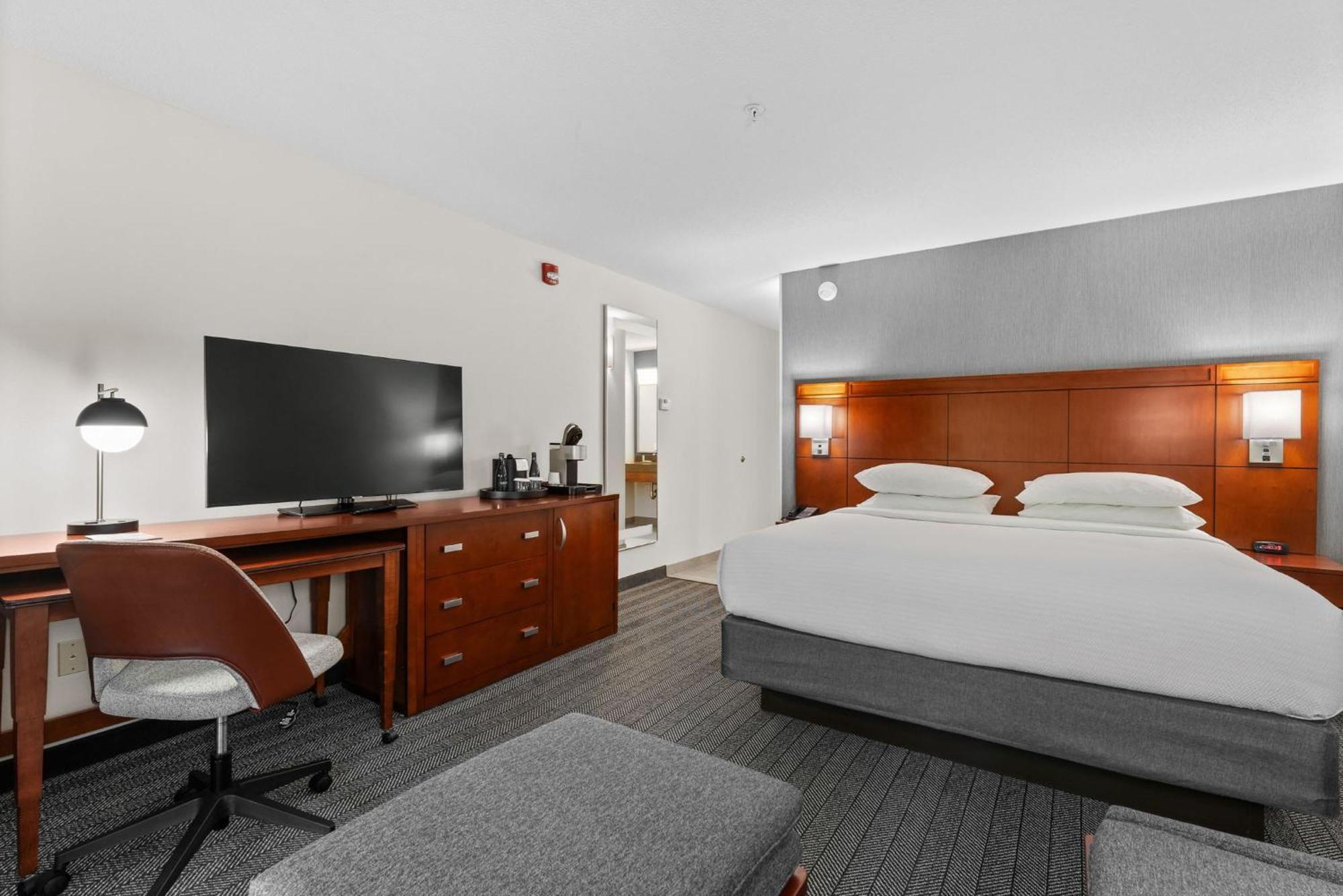 Courtyard Burlington Williston Hotel Екстериор снимка