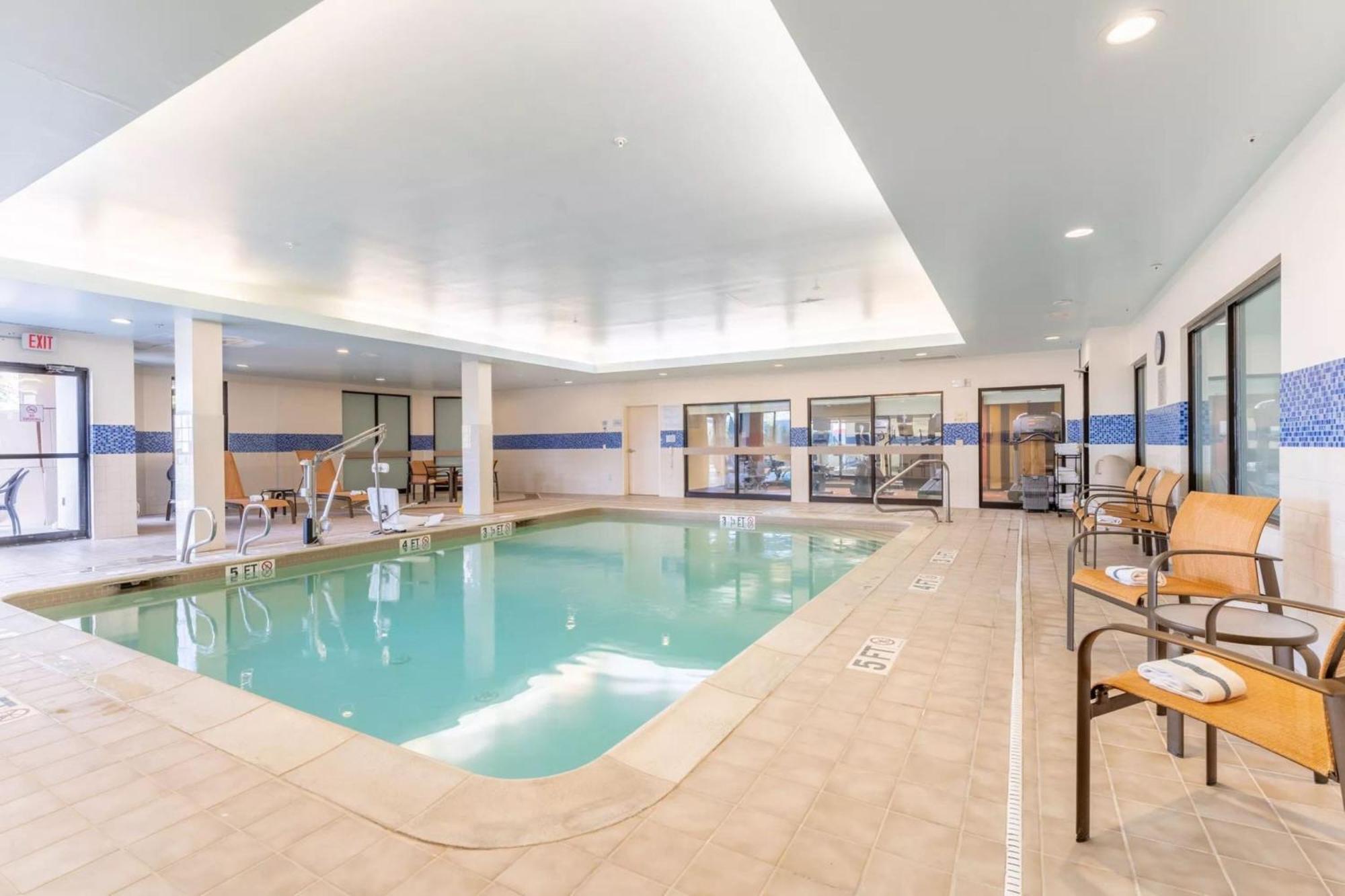 Courtyard Burlington Williston Hotel Екстериор снимка