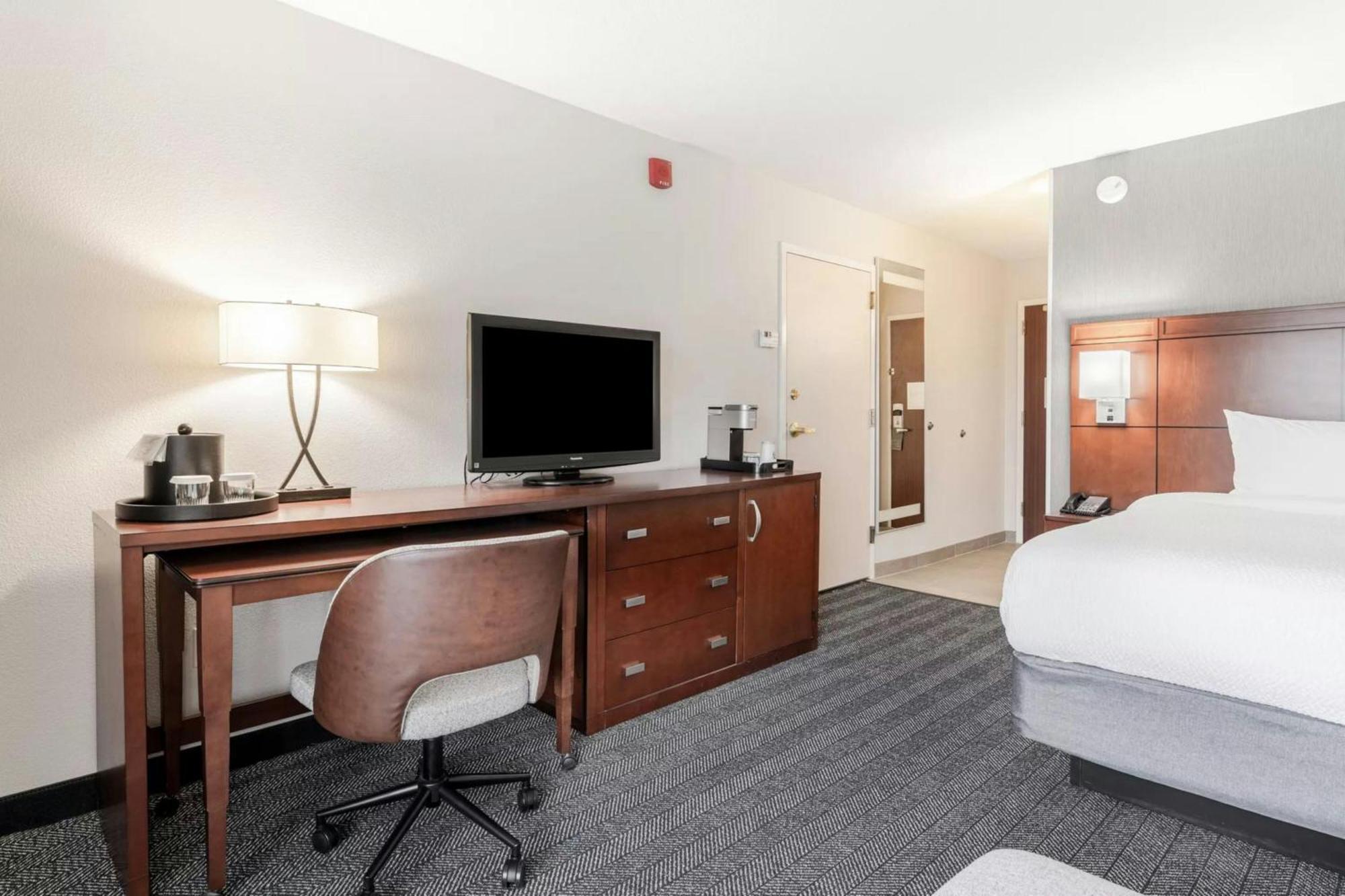 Courtyard Burlington Williston Hotel Екстериор снимка